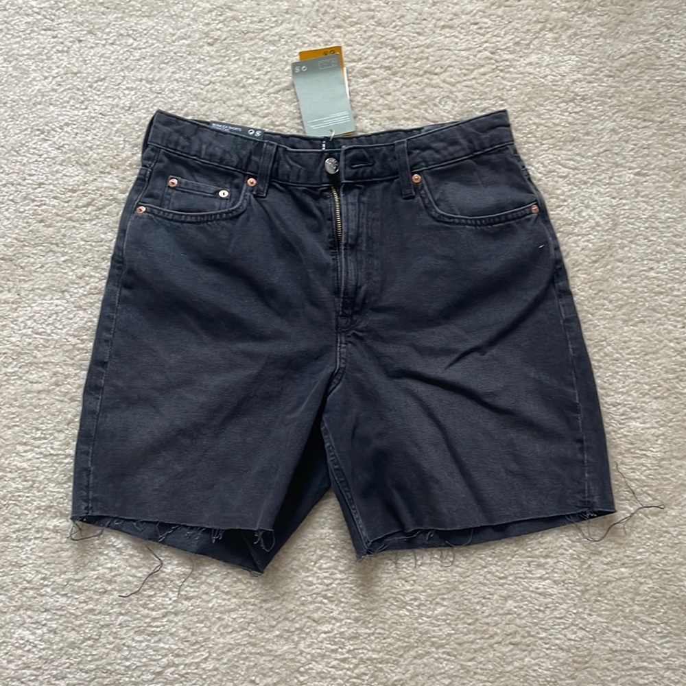 Bermuda shorts. H&M